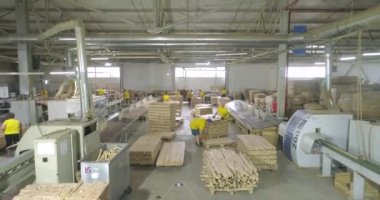 Mobilya tahtaları için atölye çalışması. İnsanlar dükkanda çalışıyor. Endüstriyel iç mekan. Mobilya üretim atölyesi