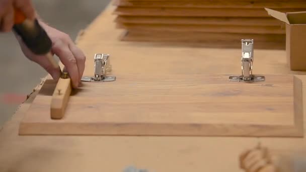 Los hombres están montando muebles de madera. Montaje manual de muebles. — Vídeos de Stock
