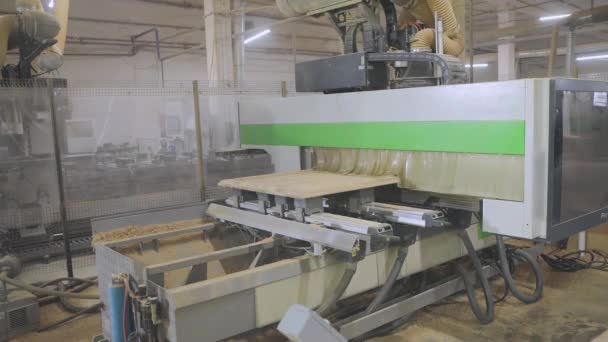 Αυτοματοποιημένη μηχανή cnc σε ένα εργοστάσιο επίπλων. Βιομηχανικό εσωτερικό. CNC μηχανή επεξεργάζεται ξύλο σκάφους. Φρεζάρισμα ξύλινων σανίδων. — Αρχείο Βίντεο