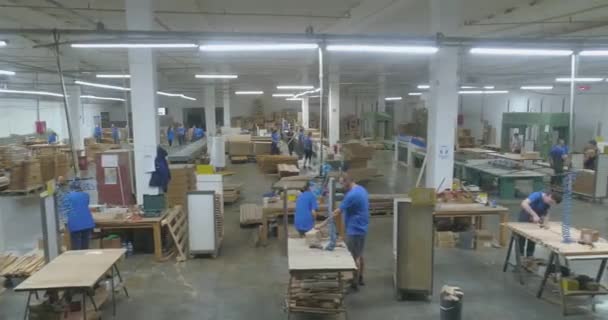 Interior industrial. Taller de montaje de muebles. Taller de producción en una fábrica de muebles. — Vídeos de Stock