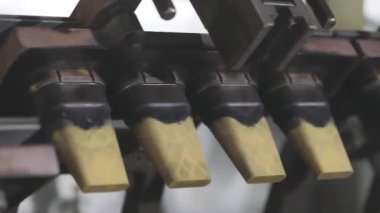 Dondurma için gözleme kabı pişiriyorum. Gofret fincanı üretimi için konveyör hattı. Gofret fincanı üretimi için makine.