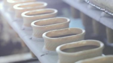 Dondurma faffle bardağına dökülür. Dondurma üretimi. Dondurma Taşıyıcı Hattı