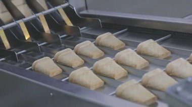 Waffle fincanı yapıyorum. Dondurma için gofret kabı üretimi. Waffle fincanı yakın plan