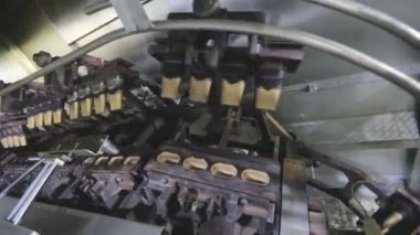 Dondurma üretimi. Otomatik taşıyıcıda dondurma üretimi.