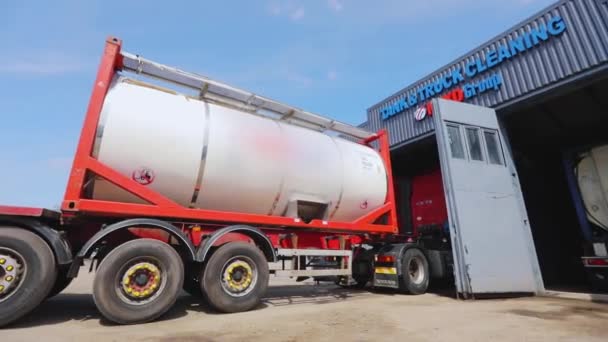 Nettoyage des citernes et camions. Un camion avec un camion-citerne quitte la station de nettoyage du réservoir. Lavage des camions. Station de nettoyage des camions et des réservoirs de la pollution chimique — Video