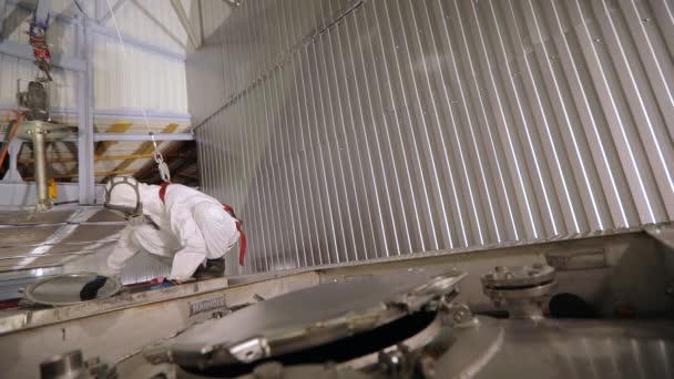 Limpiando el tanque del camión desde el interior. Lavado interno y vaporización de tanques. El tanque está en limpieza química. — Vídeos de Stock