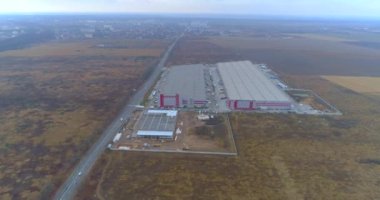 Bir depo inşaatı üzerinde uçuş. Büyük bir otomatik depo inşaatı. İnşaat havadan görüntüsü