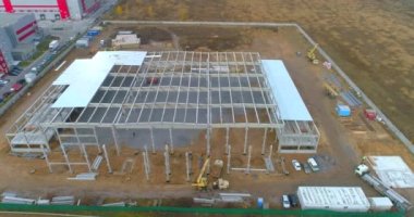 Modern bir sanayi binasının inşaatı. Bir sanayi binasının inşaatı. Güçlendirilmiş beton bina iskeleti. Endüstriyel dış görünüş. Büyük bina.