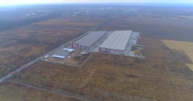 Bir depo inşaatı üzerinde uçuş. Büyük bir otomatik depo inşaatı. İnşaat havadan görüntüsü