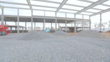 Büyük bir sanayi binasının inşaatı. Güçlendirilmiş beton yapısı olan bir inşaat alanı. İnşaat alanında endüstriyel iç mekan..