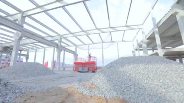 Büyük katlama kaldırma platformu. Profesyonel inşaat malzemeleri. İnşaat alanındaki mobil katlama platformu. Mobil katlanabilir kaldırma platformu