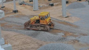 İnşaat alanında buldozer. İnşaat alanında sarı buldozer. Ağır inşaat ekipmanları