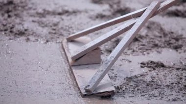 Bir işçi beton bir katmanı güçlendirilmiş bir yapıya yerleştirir. İnşaat alanında betonla çalışmak. Form oluşturma