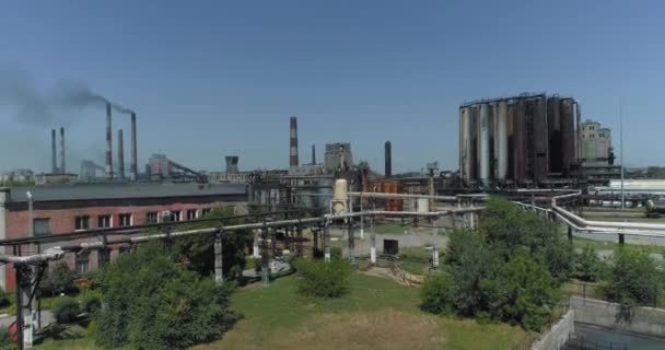 Вид дрона на большую промышленную зону. Вид металлургического завода с беспилотника. Вид сверху — стоковое видео