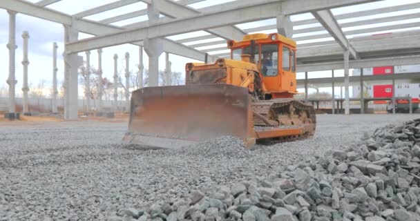 Gul bulldozer på byggarbetsplatsen. Bulldozer vid byggarbetsplatsen. Tung byggutrustning — Stockvideo