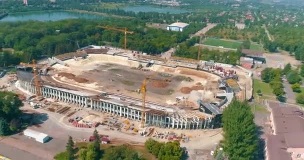 Sitio de construcción del nuevo estadio vista superior. Construcción de un nuevo estadio moderno desde arriba. Construcción de un complejo deportivo. — Vídeos de Stock