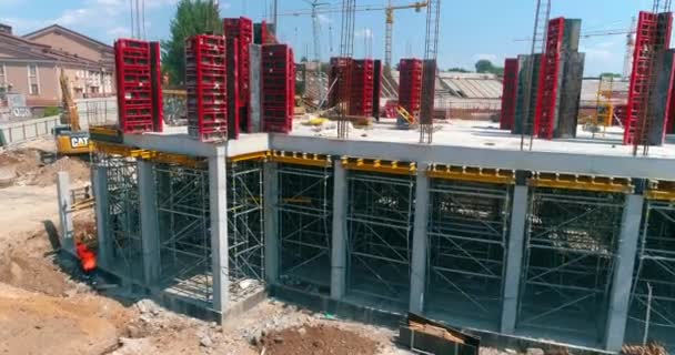 Los constructores hacen encofrados en el sitio de construcción de un nuevo estadio. Proceso de construcción de un estadio de fútbol moderno. Vista aérea de la construcción de hormigón armado — Vídeos de Stock