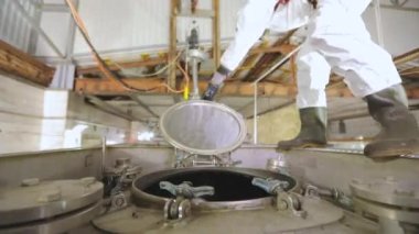 İç yıkama ve tankların buharı. Kamyon tankını içeriden temizliyorum. Tanker kimyasal temizlik işinde..