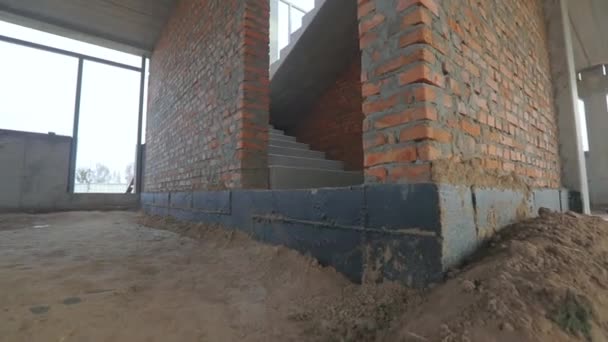 Im Inneren des Hauses, das gerade gebaut wird. Unfertiges Haus. Treppe in einem unfertigen Haus — Stockvideo