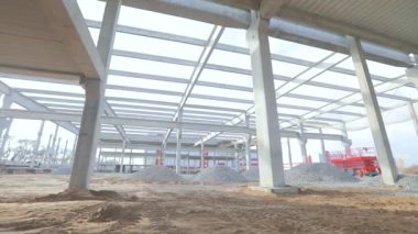 Güneşli bir günde güçlendirilmiş beton yapı. İyi havada boş inşaat alanı