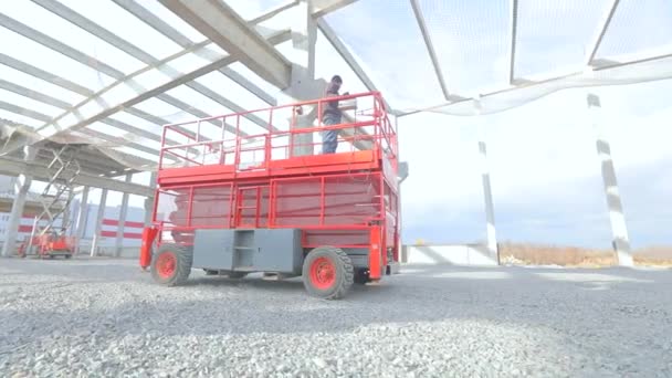 Grande piattaforma di sollevamento pieghevole. Attrezzature da costruzione professionali. Piattaforma mobile di sollevamento pieghevole nel cantiere. Piattaforma mobile pieghevole — Video Stock