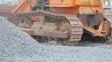 İnşaat alanındaki inşaat makineleri. Sarı buldozer inşaat alanında çalışıyor. İnşaat alanında sarı buldozer..