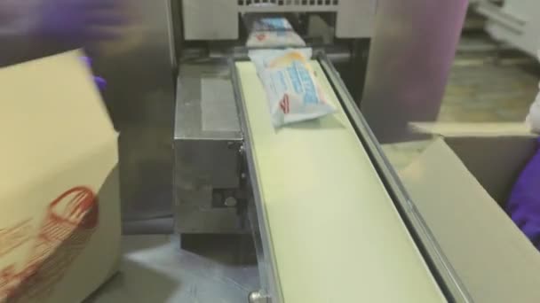 Los trabajadores ponen helado en cajas. Las mujeres empaquetan helado en cajas. Flujo de trabajo de fábrica — Vídeos de Stock