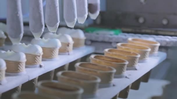 Automatisierte Produktion von Speiseeis. Automatisierte Eiscreme-Produktionslinie. Eiscreme-Produktion. — Stockvideo