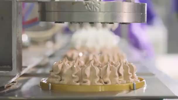 Große automatisierte Kuchenproduktion. Einen Eiskuchen zubereiten. Kuchen auf einem Förderband. Nahrungsmittelproduktion — Stockvideo