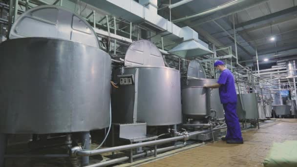 Рабочий процесс на пищевой фабрике. Контейнеры для жидкостей на пищевой фабрике. промышленный интерьер — стоковое видео