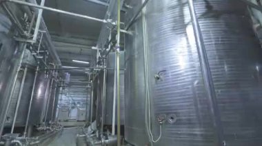 Yiyecek üretimi. Endüstriyel iç mekan. Gıda endüstrisindeki büyük konteynırlar. Dondurma endüstrisindeki parlak metal kaplar..