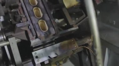 Gofret bardaklarının otomatik üretimi. Dondurma üretim süreci. Dondurma fabrikası.