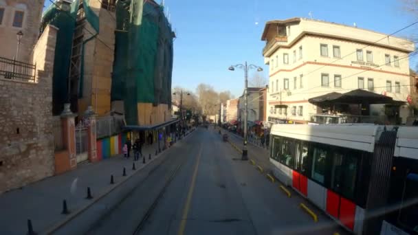 Moderne tram op de straat van Istanbul. Een reisje naar Istanbul. Uitzicht op Istanbul vanuit het autoraam. Zicht op de straten van Istanbul vanuit een auto — Stockvideo