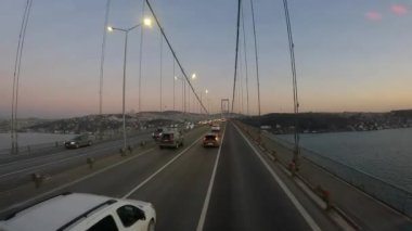 Köprüde, Boğaziçi Körfezi 'nde araba sürüyor. Köprüden geçerek İstanbul Boğazı 'nın üzerinden geçiyorum. Boğaz Körfezi üzerinde yeni asma köprü.