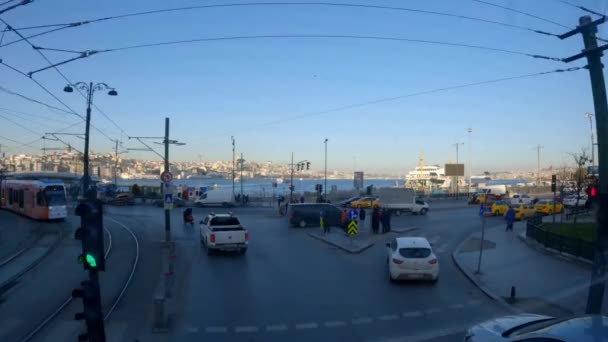 Un giro in auto lungo l'argine di Istanbul. Viaggio in macchina a Istanbul. Vista di Istanbul dal finestrino dell'auto. Veduta delle strade di Istanbul da una macchina — Video Stock