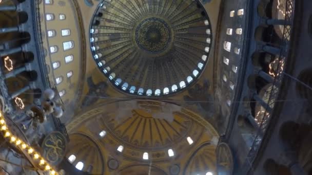 土耳其清真寺的天花板里面。一座土耳其清真寺漂亮的内部。清真寺照明 — 图库视频影像
