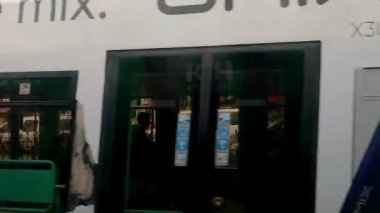 İstanbul 'a yolculuk. Arabanın camından İstanbul manzarası. İstanbul sokaklarının görüntüsü bir arabadan