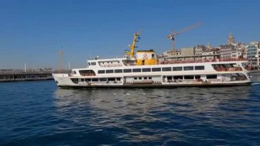 İstanbul 'un tarihi merkezi. Galatian Kulesi. Boğaz 'da yolcu gemisi. Boğaz, Boğaz Körfezi, İstanbul, Türkiye 'de tekneler. Boğaz ulaşımı