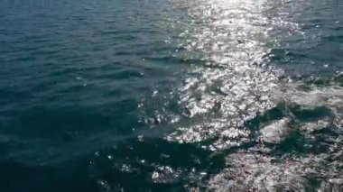 Güneş dalgalara yansıyor. Dalgalardaki güneş deseni. Güneş, suya yansıyor. Dalgalar güneşi yansıtıyor.