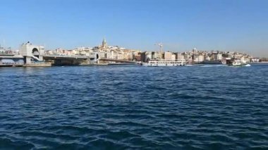 İstanbul 'un tarihi merkezi. Galatian Kulesi. Boğaz 'da yolcu gemisi. Boğaz, Boğaz Körfezi, İstanbul, Türkiye 'de tekneler. Boğaz ulaşımı