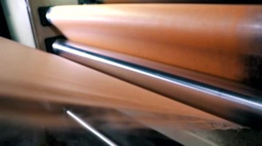 Sentetik kış dondurucu üretimi için modern taşıma hattı. Örülmemiş kumaş üretim süreci