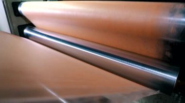 Dokumasız malzemelerin üretimi. Spunbond üretim fabrikası. Örülmemiş kumaş üretim süreci. Sentetik kışı geçirmek için modern taşıma hattı.