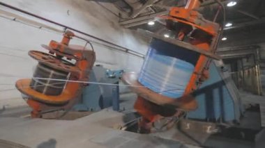 Kablolu yayın üretimi. Çok çekirdekli kablo dokuma işlemi, modern bir fabrikada kablo üretimi. Bir fabrikada çok çekirdekli kablo üretimi