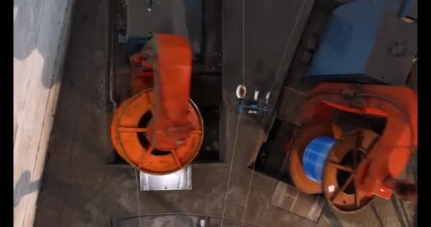 工場内の大きなメカニズムの回転、ワイヤの生産 — ストック動画