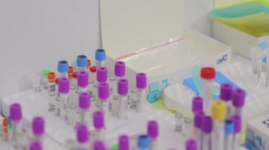 Tıbbi ekipman. Tıbbi analizler. Tıbbi test tüpleri yakın çekim.