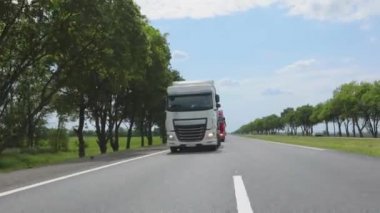 Modern bir kamyon otoyol boyunca sürüyor. Malların nakliyesi. Lojistik Hizmetler. Otoyol boyunca giden beyaz bir kamyon. Otoyol boyunca giden bir tank kamyonu.