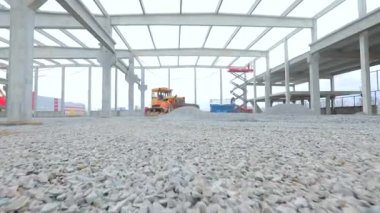 Buldozer toprağı düzleştiriyor. Buldozer yere moloz döküyor. İnşaat alanında büyük sarı bir buldozer. Sarı buldozer inşaat alanında çalışıyor..