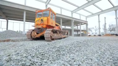 Buldozer toprak katmanını düzleştiriyor. Buldozer inşaat alanında çalışıyor. İnşaat alanında sarı buldozer. İnşaat alanında buldozer. Ağır inşaat ekipmanları