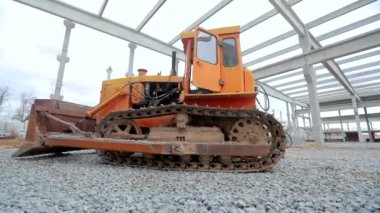 Buldozer toprağı düzleştiriyor. Buldozer yere moloz döküyor. İnşaat alanında büyük sarı bir buldozer. Sarı buldozer inşaat alanında çalışıyor..