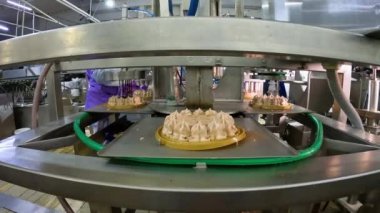 Pasta üretimi. Modern bir fabrikada kek üretimi. Kek konveyör çizgisinde. Otomatik pasta oluşturma süreci